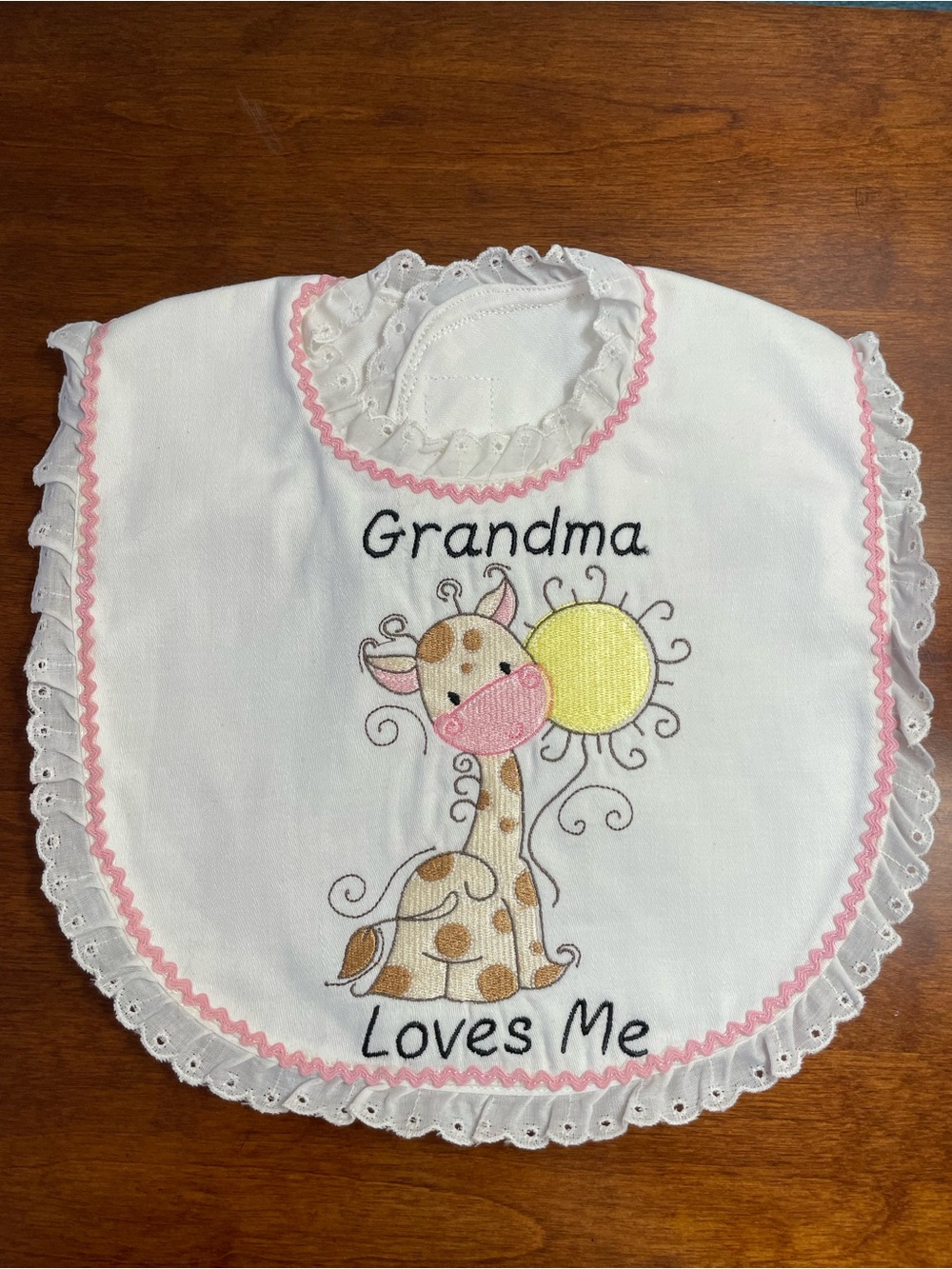 Beautiful  Baby’s Bib With Grandma Loves Me Embroidery New
